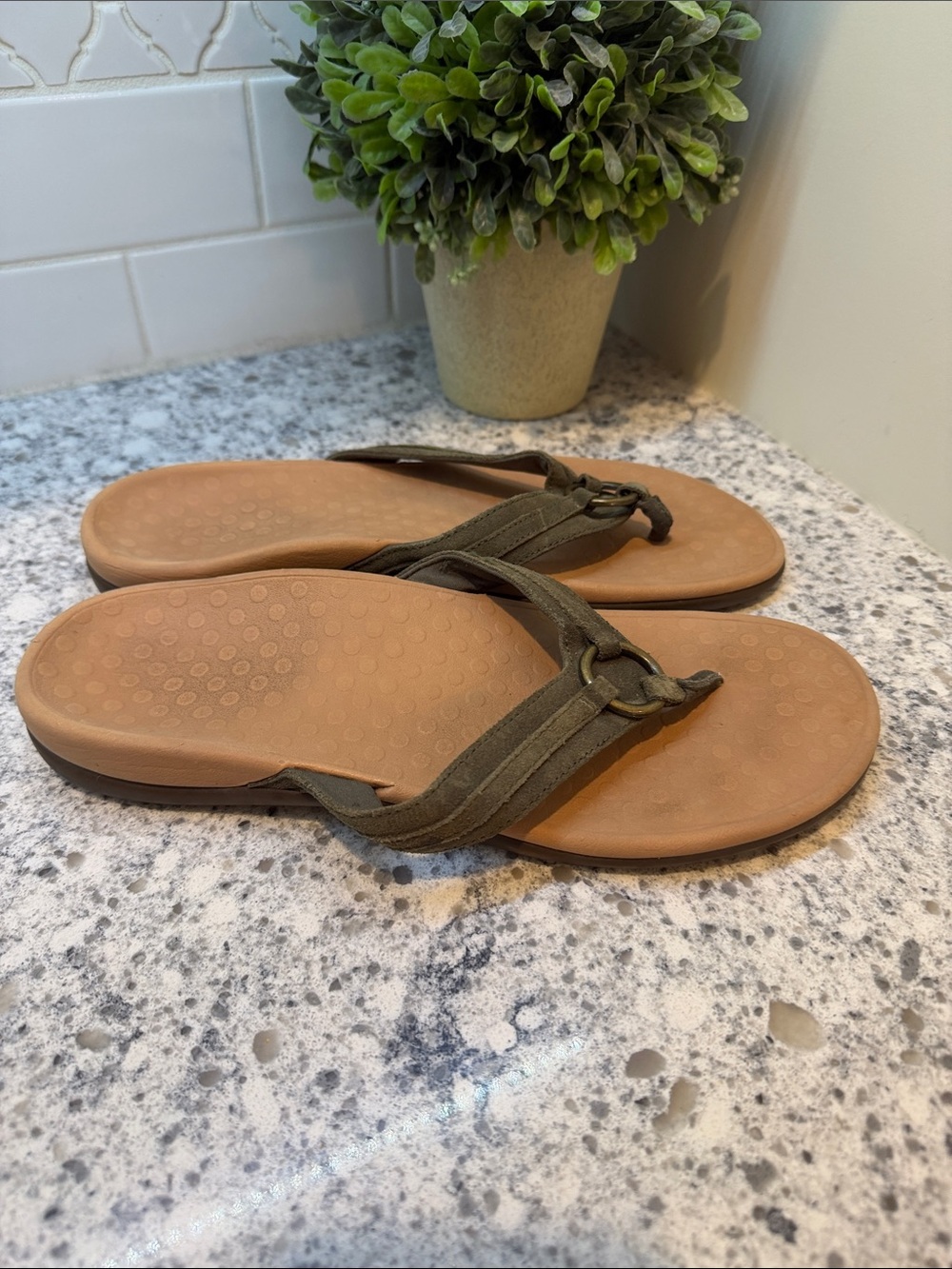 Vionic Olive Green and Tan Women's Thong Sandals flip flops size 11